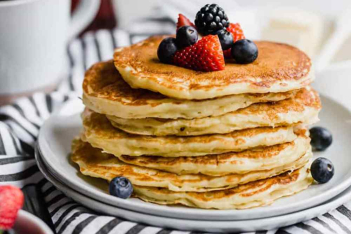 Τα πιο νόστιμα, αφράτα και ζουμερά pancakes χωρίς ζάχαρη και βούτυρο 