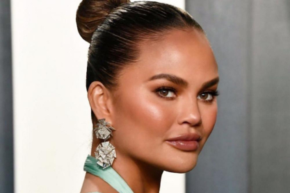 Η πρώτη εμφάνιση της Chrissy Teigen με μαγιό χωρίς τα εμφυτεύματα στήθους