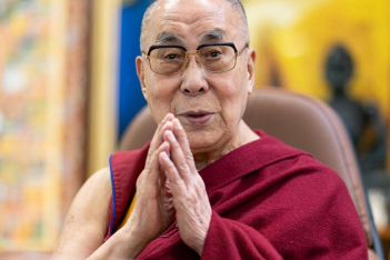 Ο Dalai Lama γιόρτασε τα 85α γενέθλια του, κυκλοφορώντας το πρώτο του μουσικό άλμπουμ