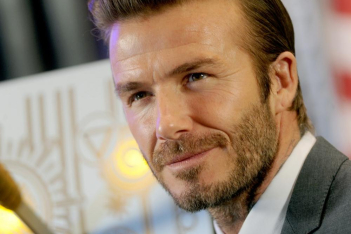 O David Beckham «υποκλίνεται» στον 100χρονο βετεράνο λοχαγό, Tom Moore με ένα τιμητικό δώρο