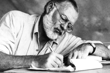 Ernest Hemingway: Οι 3 θυελλώδεις έρωτες του διάσημου συγγραφέα, που ήρθε στη ζωή σαν σήμερα