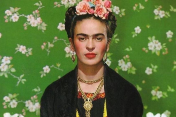 Frida Kahlo: Η γκαρνταρόμπα της ανατρεπτικής ζωγράφου, που παρέμενε κρυφή για 50 χρόνια και η βασική της έμπνευση 