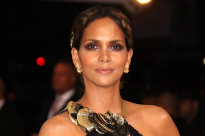 Η Halle Berry δείχνει το γυμνασμένο της σώμα στα 53 σε μια εντυπωσιακή selfie με μαγιό