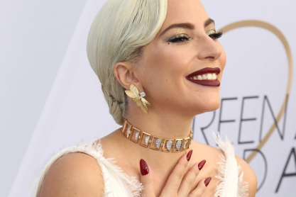 «Be yourself but wear a mask»: Η Lady Gaga καλεί τον κόσμο στο πιο δυνατό challenge