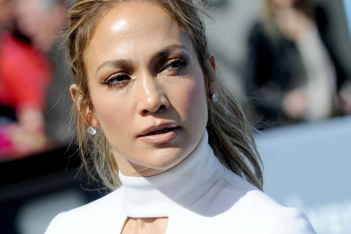 H Jennifer Lopez γίνεται 51 και αυτά είναι τα ωραιότερα beauty looks που έχει υιοθετήσει τελευταία