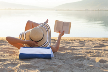 5 +1 πολύ αγαπημένα λογοτεχνικά βιβλία για να πάρετε μαζί σας στις διακοπές