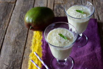 Τέλειο και θρεπτικό smoothie με μάνγκο και γάλα καρύδας
