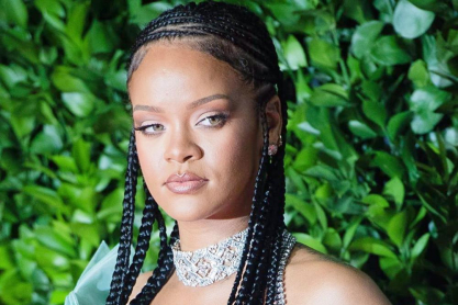 H Rihanna εμφανίζεται χωρίς ίχνος μακιγιάζ και μας δείχνει όλα τα βήματα για τη βραδινή της ρουτίνα