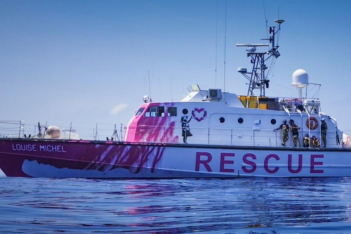 Ο Banksy χρηματοδοτεί σκάφος που διασώζει πρόσφυγες στη Μεσόγειο