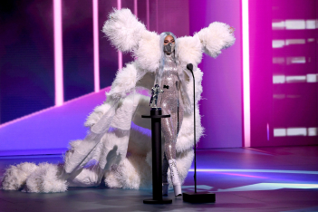 Η Lady Gaga ανέβηκε στη σκηνή των MTV Video Music Awards 2020 με μάσκες βγαλμένες από επιστημονική φαντασία