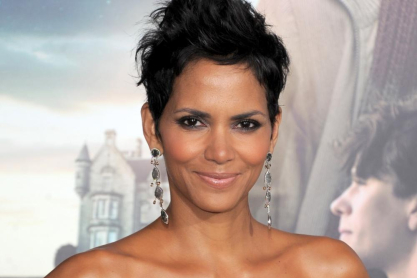 18 χρόνια μετά: H Halle Berry αναβιώνει τον ρόλο της στον "James Bond", φορώντας πορτοκαλί μπικίνι