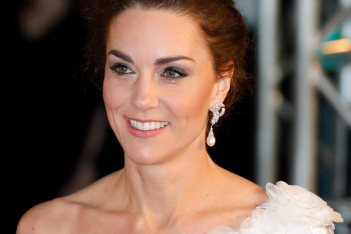 H Kate Middleton μόλις εμφανίστηκε με το πιο αέρινο λευκό φόρεμα, ιδανικό για όλες τις ώρες 