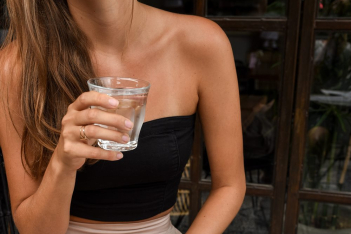 Γιατί πρέπει να πίνετε ένα ποτήρι νερό κάθε πρωί 