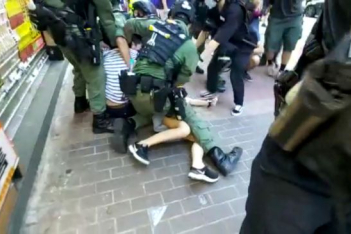 Hong Kong: 12χρονη συνελήφθη βάναυσα από αστυνομικούς γιατί έτυχε να περνά κοντά σε διαδήλωση