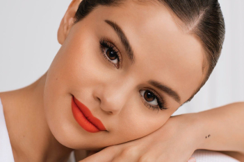 Η Selena Gomez μας δείχνει το αγαπημένο της 10λεπτο μακιγιάζ από τη νέα της συλλογή καλλυντικών 