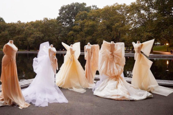 O Zac Posen υμνεί τη δημιουργικότητα με ένα ξεχωριστό fashion event στο Central Park 