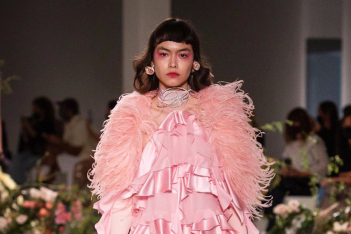 Milan Fashion Week: Ο οίκος Blumarine απογείωσε την ροζ σκιά δημιουργώντας εντυπωσιακές εικόνες
