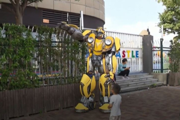 Μπαμπάς στην Κίνα ντύθηκε ήρωας των Transformers για να κάνει έκπληξη στον γιο του