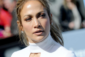 Η νέα φωτογραφία της  Jennifer Lopez με μαγιό και «χτιστούς» κοιλιακούς 