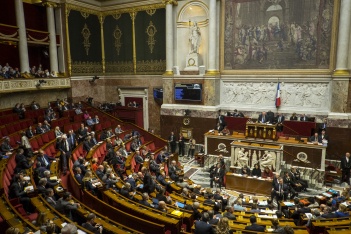 Η «Σχολή των Αθηνών», το διάσημο έργο του Ραφαήλ κοσμεί πλέον την αίθουσα της Ολομέλειας στη Γαλλική Εθνοσυνέλευση