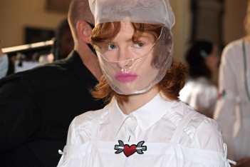 Face Covering: Τα runway looks των Fashion Weeks που μετέτρεψαν τις μάσκες σε εκπληκτικά αξεσουάρ