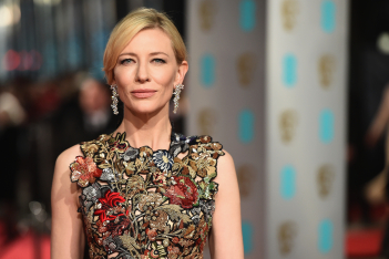 H Cate Blanchett ξέρει πώς να κάνει μια εντυπωσιακή είσοδο στο Φεστιβάλ Βενετίας με κομψό riviera look