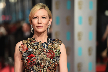 H Cate Blanchett ξέρει πώς να κάνει μια εντυπωσιακή είσοδο στο Φεστιβάλ Βενετίας με κομψό riviera look