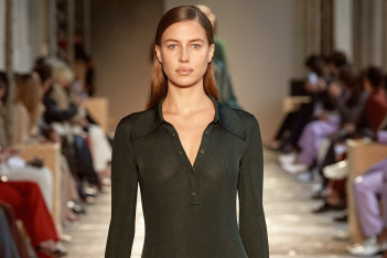 Nicole Poturalski: Η φημολογούμενη νέα σύντροφος του Brad Pitt περπάτησε στο Fashion week του Μιλάνου 