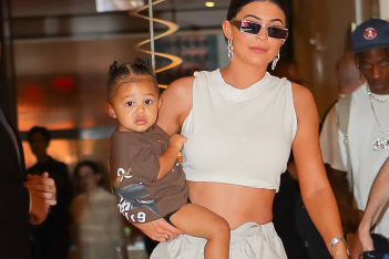 H Kylie Jenner δείχνει τι κουβαλά στην τσάντα της ως νέα μαμά