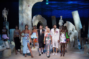 Versaceapolis: Ο οίκος Versace μας ξεναγεί στη Xαμένη Ατλαντίδα του στιλ με την ανοιξιάτικη συλλογή του