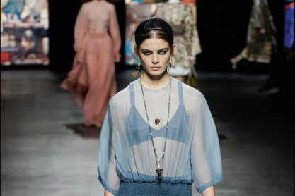 Ο oίκος Dior μετέτρεψε το runway σε σύγχρονο ναό σε ένα show με απόλυτα κατανυκτική ατμόσφαιρα