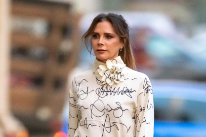 Η Victoria Beckham φόρεσε ένα εντυπωσιακό φόρεμα στο χρώμα που θα γίνει η τάση του φετινού φθινοπώρου