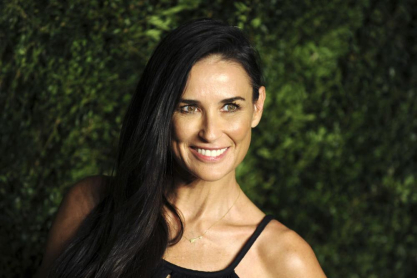  Η Demi Moore εντυπωσιάζει με τη throwback φωτογραφία της, φορώντας ημιδιάφανη γαλάζια τουαλέτα