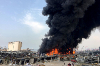 Τεράστια φωτιά ξέσπασε στο λιμάνι της Βηρυτού, έναν μήνα μετά από τις φονικές εκρήξεις