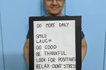 "Mother With Sign": Οι σοφές συμβουλές μιας μητέρας από την Ινδία για ευτυχισμένη ζωή που έγιναν viral στο Instagram
