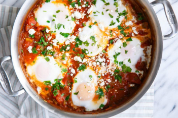 Πεντανόστιμα αυγά στο φούρνο με ντομάτα και παρμεζάνα