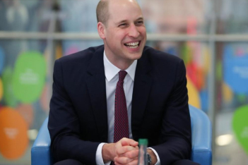 O πρίγκιπας William χαζεύει την βιτρίνα fast food και η εικόνα γίνεται viral 