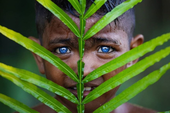 Waardenburg: Το σπάνιο γενετικό σύνδρομο, που κάνει μια φυλή στην Ινδονησία, την πιο μοναδική στον κόσμο