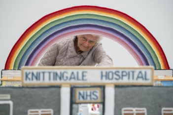 Η αξιαγάπητη 91χρονη Margaret Seaman πλέκει και συγκεντρώνει χρήματα για το NHS