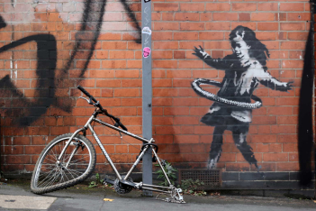 Ο Banksy ανακοίνωσε ότι είναι δικό του έργο το κορίτσι με το χούλα- χουπ στο Nottingham