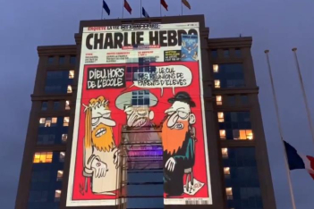 Ο Emmanuel Macron ενάντια στον φανατισμό: Αναρτήθηκαν σκίτσα του Charlie Hebdo σε κυβερνητικά κτίρια