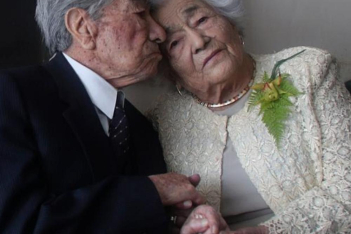 «Έφυγε» από τη ζωή στα 110, ο Julio Mora που κατάφερε να μπει στο βιβλίο Γκίνες με τη σύζυγό του ως το γηραιότερο ζευγάρι του κόσμου