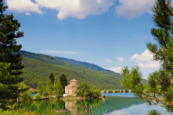 Λίμνη Δόξα: Απόδραση στην «Κορινθιακή Ελβετία»