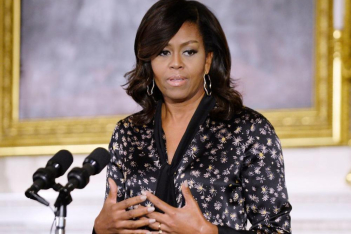 Η Michelle Obama αποκαλεί τον Trump ρατσιστή και στέλνει το δικό της μήνυμα λίγο πριν τις προεδρικές εκλογές