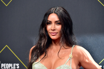 H Κim Kardashian παρατράβηξε το σχοινί: Το καυτό φόρεμα της αποκάλυπτε το εσώρουχο της