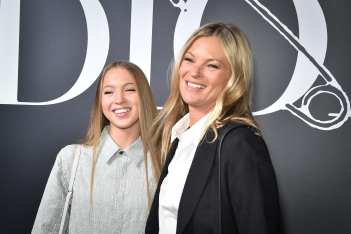 Lila Moss: Η κόρη της Kate Moss μόλις έκανε το ντεμπούτο της στην πασαρέλα, στο show του Μiu Miu