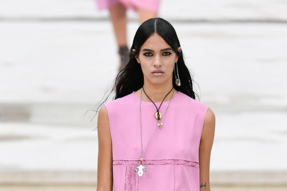 Ο οίκος Chloé επαναπροσδιορίζει το parisian chic μέσα από την ανοιξιάτικη συλλογή του