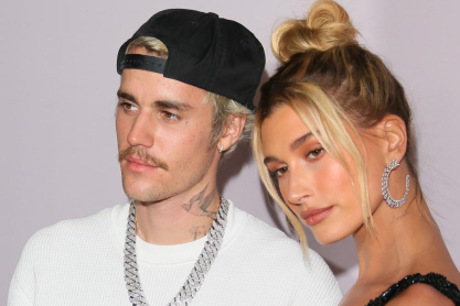 Η Hailey και ο Justin Bieber φωτογραφίζονται ξαπλωμένοι στο κρεβάτι στο πιο εντυπωσιακό εξώφυλλο περιοδικού