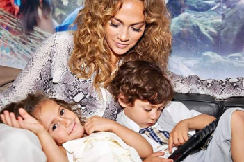 H Jennifer Lopez φωτογραφίζεται με τα παιδιά της στην εξοχή σε ένα post πολύ διαφορετικό απ' ότι έχουμε συνηθίσει