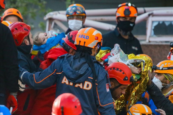 Το θαύμα μετά τον σεισμό: 4χρονο κορίτσι ανασύρθηκε ζωντανό μετά από 91 ώρες κάτω από τα ερείπια